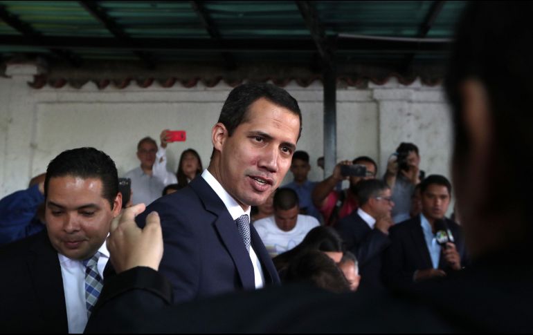 Juan Guaidó saluda a una persona a su llegada este viernes para ofrecer una rueda de prensa en la sede del partido político Un Nuevo Tiempo, en Caracas. EFE/R. Peña