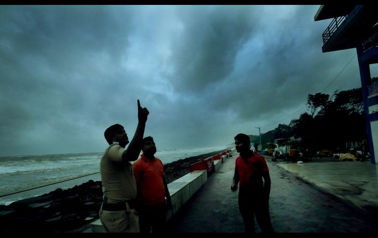 Miembros del Equipo de Gestión de Desastres Naturales evacuan una zona en Digha, en la bahía de Bengala.