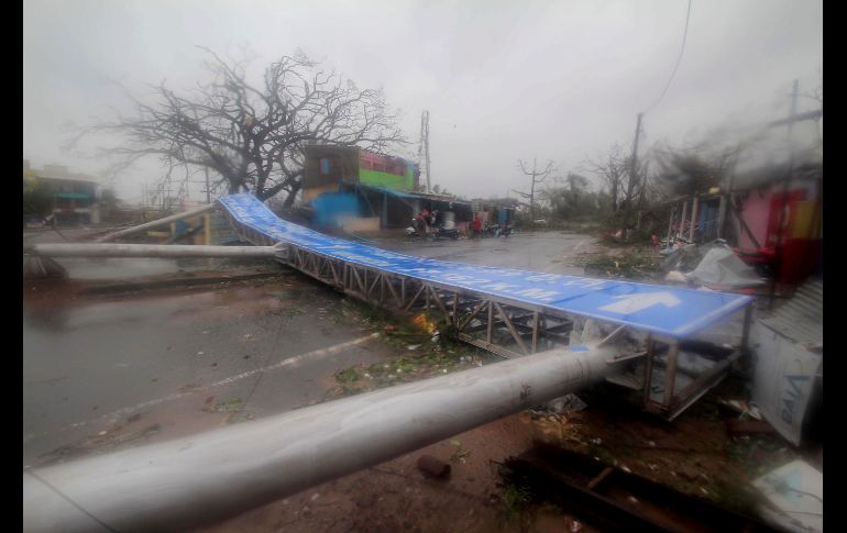 Un letrero caído en una calle de Puri tras el paso de 
