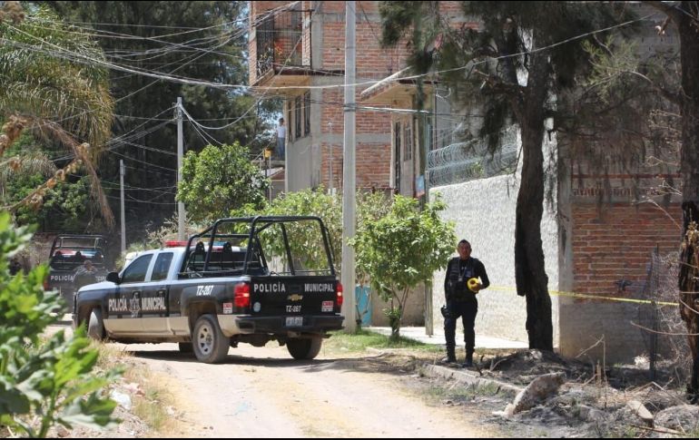 Policías municipales resguardan la zona en donde ocurrieron los hechos. ESPECIAL/Policía de Tlajomulco