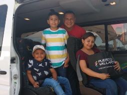 Andrick y su familia llegaron este viernes a Puerto Vallarta para disfrutar de la playa y que el niño pueda hacer castillos de arena. TWITTER / @PuertoVallarta