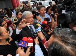 López Obrador al llegar al aeropuerto de Monterrey, donde anunciará planes concretos que ayuden a revertir el abandono que registra la refinería de Cadereyta. NOTIMEX/J. Lira
