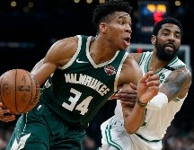 Giannis Antetokounmpo salta para conseguir dos de los 32 puntos que anotó en el juego de ayer. AP/M. Dwyer