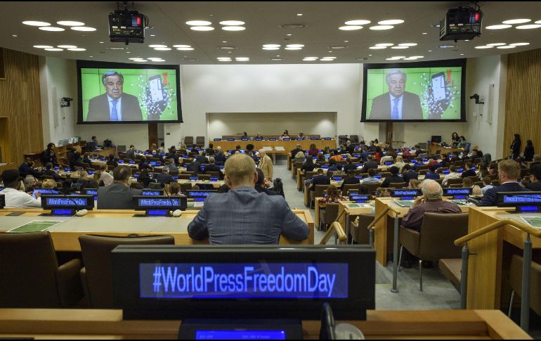 António Guterres (pantalla), secretario general de la ONU, dirigió un mensaje con motivo del Día Mundial de la Libertad de Prensa. EFE/L. Felipe