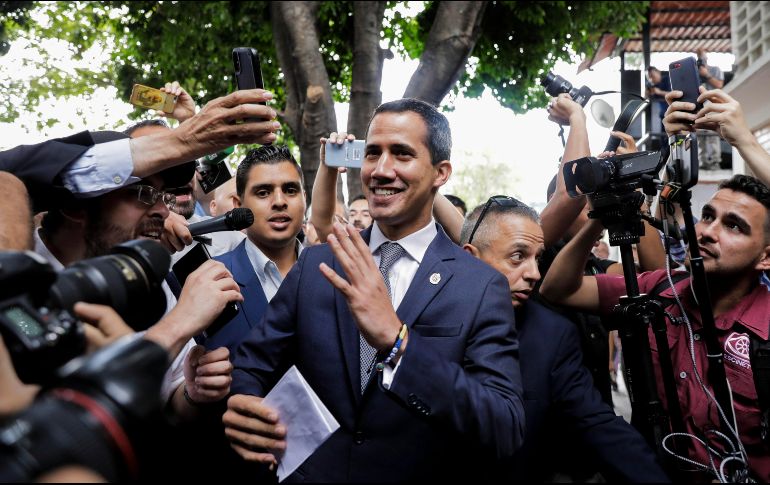 Juan Guaidó a su llegada a un evento de prensa tres días después del alzamiento militar. EFE/P. Cunha
