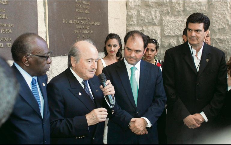 Carlos Fernández, tercero de izquierda a derecha, escucha el mensaje del entonces presidente de la FIFA, Joseph Blatter, durante la inauguración del TSM. MEXSPORT