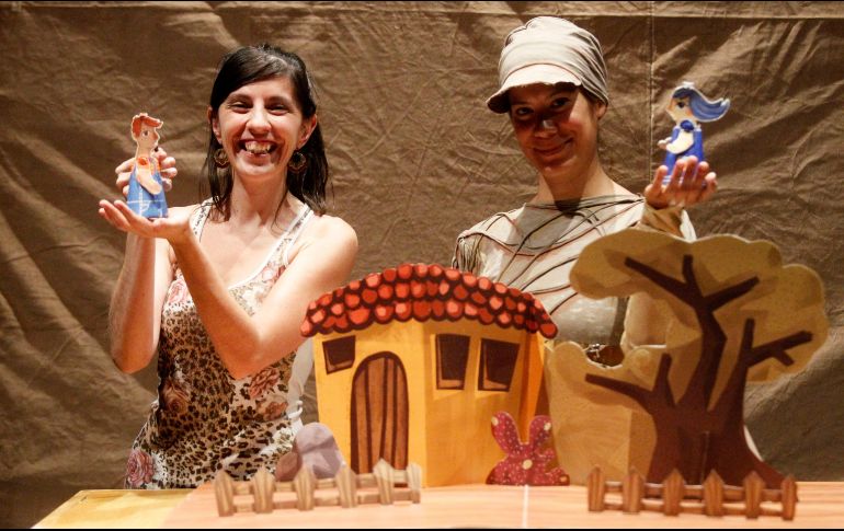 Julia Testa y Andrea Belén Sánsa. La directora y la actriz de “Lágrimas de agua dulce” juegan con el escenario de esta puesta en escena. EL INFORMADOR/A. Camacho