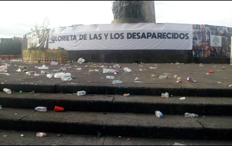 La basura sigue ahí pese a que a través de sus redes sociales, el presidente de la FEU, Jesús Medina, presumió a un grupo de jóvenes que, se dedicarían a la limpieza de la zona aledaña al evento. TWITTER/ @ggonzalez_lidia