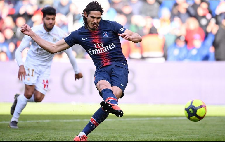 Edinson Cavani anota el penal en tiempo de compensación. AFP/A. Poujoulat