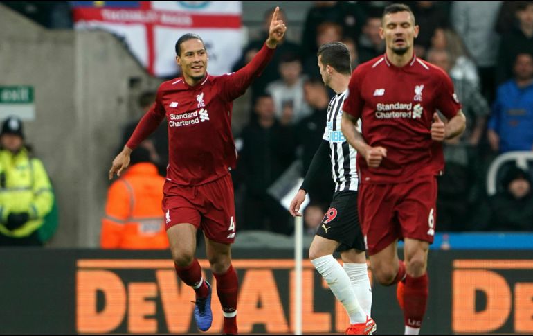 El defensa Virgil Van Dijk anota el primer gol de los Reds al 13'. AP/O. Humphreys