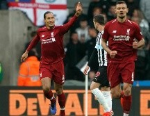 El defensa Virgil Van Dijk anota el primer gol de los Reds al 13'. AP/O. Humphreys