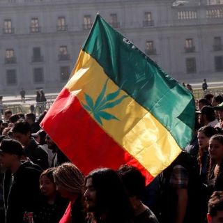 Jóvenes exigen la legalización de la mariguana en CDMX