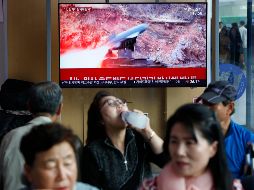 Un noticiero surcoreano transmite imágenes del lanzamiento de los proyectiles. EFE/J. Heon-Kyun