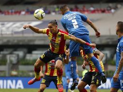 El jugador de Cruz Azul Pablo Aguilar (c-d) disputa el balón con Efraín Velarde (i) de Morelia este sábado. EFE/J. Méndez