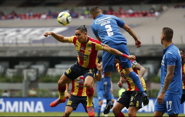 El jugador de Cruz Azul Pablo Aguilar (c-d) disputa el balón con Efraín Velarde (i) de Morelia este sábado. EFE/J. Méndez