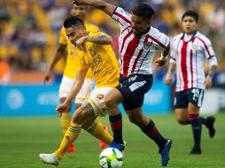 Israel Jiménez (i) de Tigres disputa un balón ante Michael Pérez (d) de Chivas este sábado, durante el juego correspondiente a la jornada 17 del Clausura. EFE