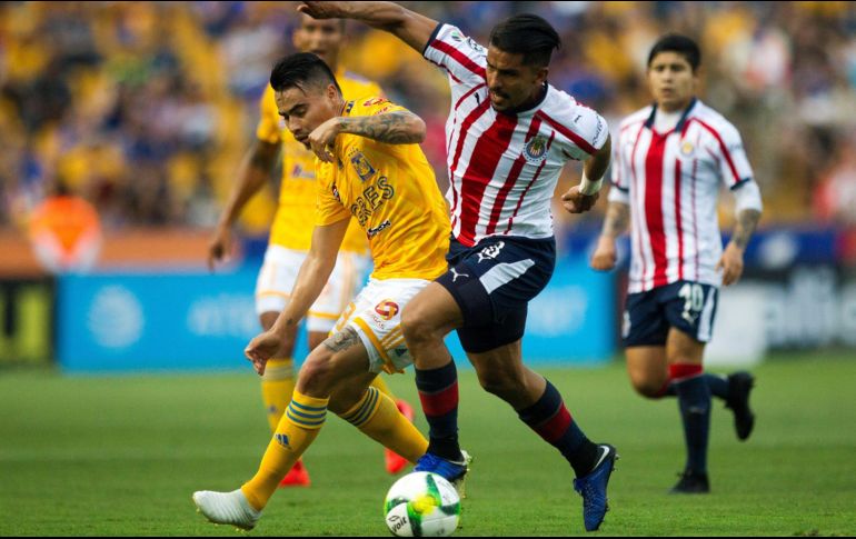 Israel Jiménez (i) de Tigres disputa un balón ante Michael Pérez (d) de Chivas este sábado, durante el juego correspondiente a la jornada 17 del Clausura. EFE