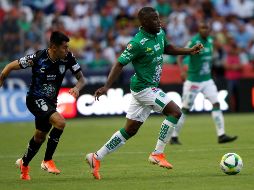Joel Cambel (d), de León, disputa un balón con Emmanuel García (i), del Pachuca, durante el encuentro. EFE/L. Ramírez