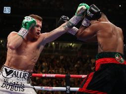 Álvarez unifica el cetro de los pesos medianos. AFP/A.