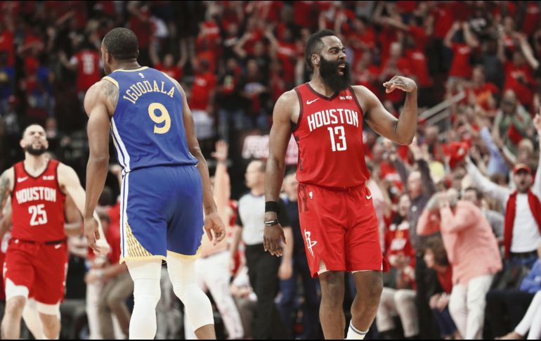 James Harden (#13) sumó 41 puntos anoche, encestando el triple clave en la victoria de los Rockets. AFP / T. Warner