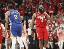 James Harden (#13) sumó 41 puntos anoche, encestando el triple clave en la victoria de los Rockets. AFP / T. Warner