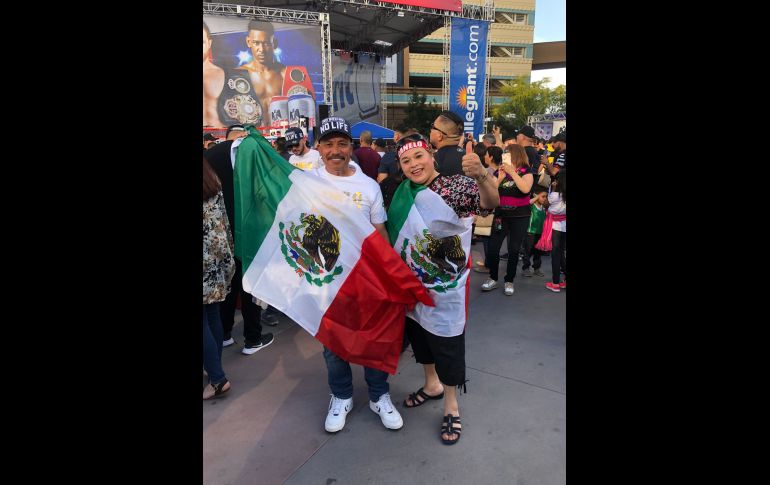 Mexicanos muestran su apoyo a las afueras de la T-Mobile Arena. NOTIMEX