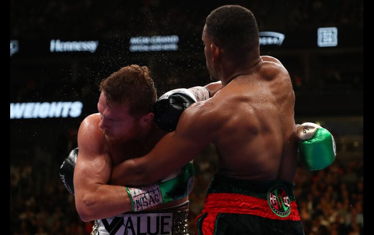 Ambos boxeadores se  mostraron erráticos al acercarse al rival la mayor parte de la pelea. AFP