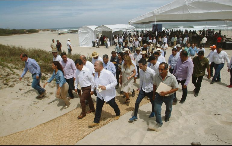 Recorrido del gobernador Enrique Alfaro por las playas de la Costalegre de Jalisco. ESPECIAL