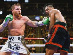 Sin un boxeo espectacular, Saúl Álvarez termina por derrotar en las tarjetas al estadounidense Daniel Jacobs sumando otro título mundial a su palmarés. AP