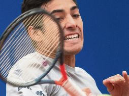 Christian Garín regresa la bola a Marco Cecchinato durante su encuentro celebrado ayer. AFP