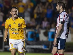 Cuando Chivas jugaba mejor y parecia que empataba en cualquier momento, Lucas Zelarayán (izquierda) hizo el tanto que al final marcó la diferencia entre Tigres y Chivas, ante el desencanto de Jair Pereira. MEXSPORT
