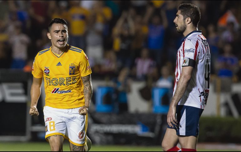 Cuando Chivas jugaba mejor y parecia que empataba en cualquier momento, Lucas Zelarayán (izquierda) hizo el tanto que al final marcó la diferencia entre Tigres y Chivas, ante el desencanto de Jair Pereira. MEXSPORT