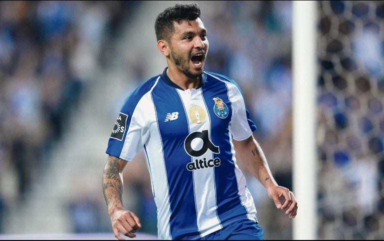 El mexicano puso adelante al Porto, en un partido donde hubo solidaridad en torno a su portero, quien convalece tras un infarto. EFE 