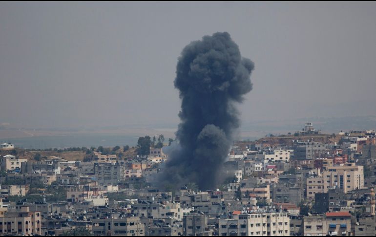 Vista de una explosión luego de un ataque aéreo israelí en la ciudad de Gaza. AP / H. Moussa