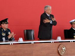 Junto al Mandatario, se encuentran el secretario de la Defensa Nacional, Marina, el gobernador de Coahuila, así como representantes del Poder Legislativo. NTX / J. Lira