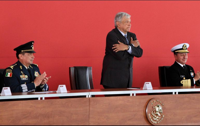 Junto al Mandatario, se encuentran el secretario de la Defensa Nacional, Marina, el gobernador de Coahuila, así como representantes del Poder Legislativo. NTX / J. Lira