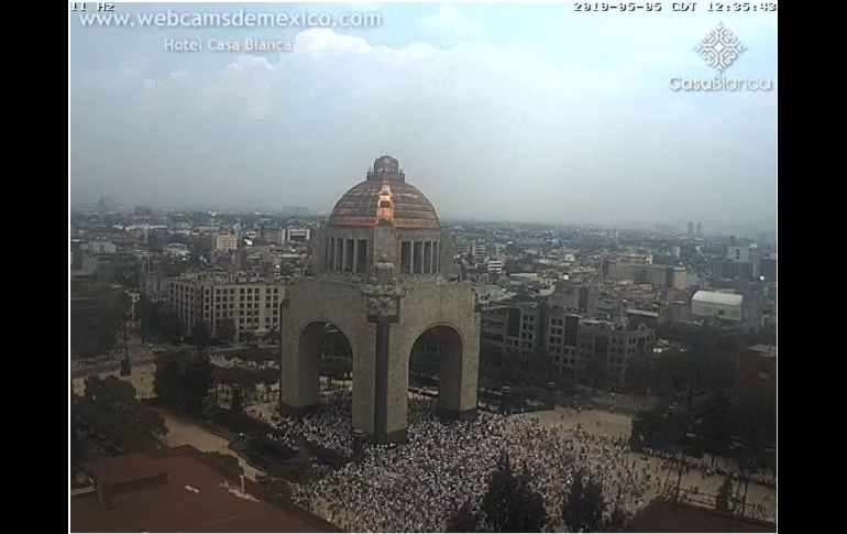 Los manifestantes se congregan en el Monumento a la Revolución. ESPECIAL/www.webcamsdemexico.com