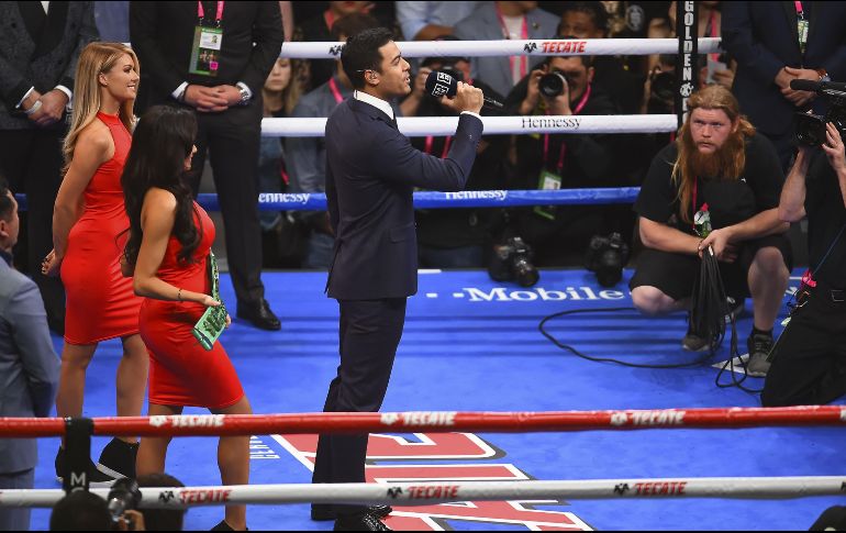 Rivera respondió a las críticas de algunos tras interpretar el himno en la pelea en la que el “Canelo” salió victorioso. MEXSPORT / ARCHIVO