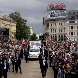 El Papa pide desde Bulgaria no cerrar el corazón a los migrantes