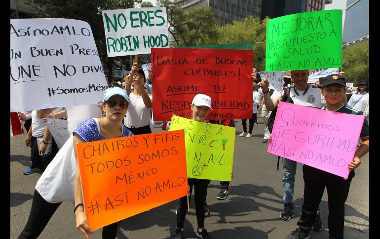 Manifestantes expresaron su rechazo al Gobierno de López Obrador con variados mensajes. EFE/M. Guzmán