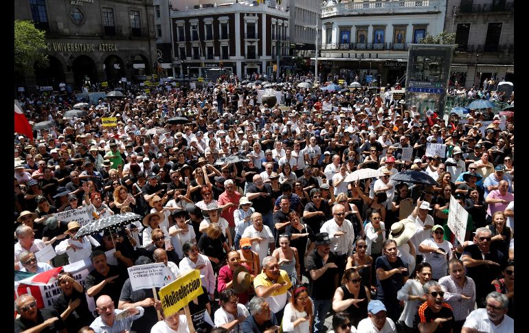 Los inconformes se dieron cita en Plaza Universidad, en el Centro Histórico de Guadalajara. EFE/F. Guasco