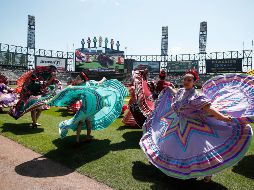 El Ballet Folklórico México Lindo se presenta este domingo por la festividad del 5 de Mayo en un estadio en Chicago, previo al juego de entre los Red Sox de Boston y los White Sox de Chicago. AP/J. Haynes