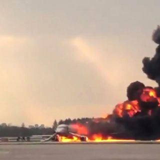 Mueren 41 personas en el avión incendiado en Rusia