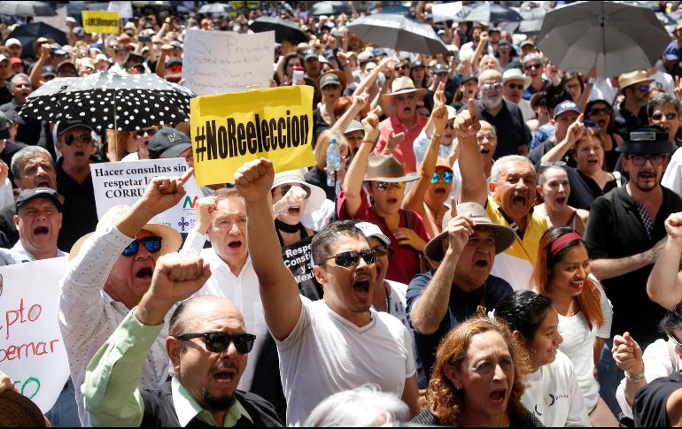 Ciudadanos salieron a las calles para expresar su inconformidad con decisiones del gobierno de López Obrador. Aspecto de la protesta en Guadalalaja. EFE/F. Guasco