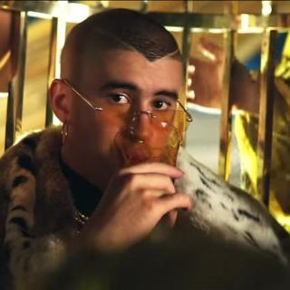 Bad Bunny, criticado por pintar conejos en su nuevo video