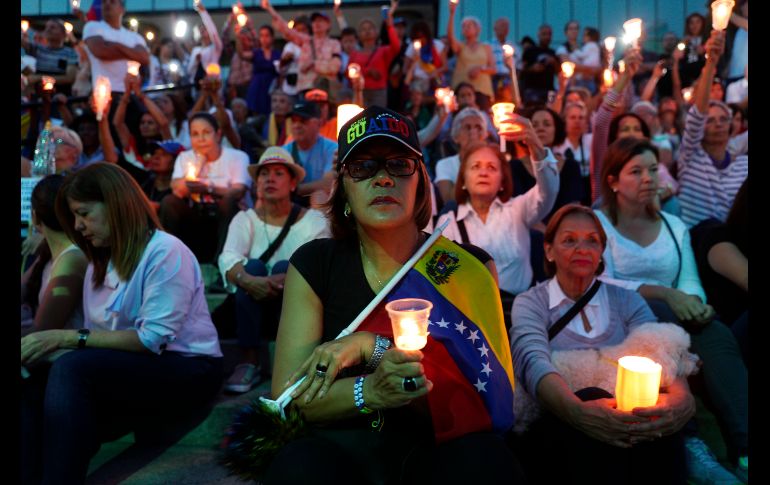 Habitantes asisten a una vigilia por las víctimas mortales de las protestas contra el régimen del presidente Nicolás Maduro. AP/M. Mejía