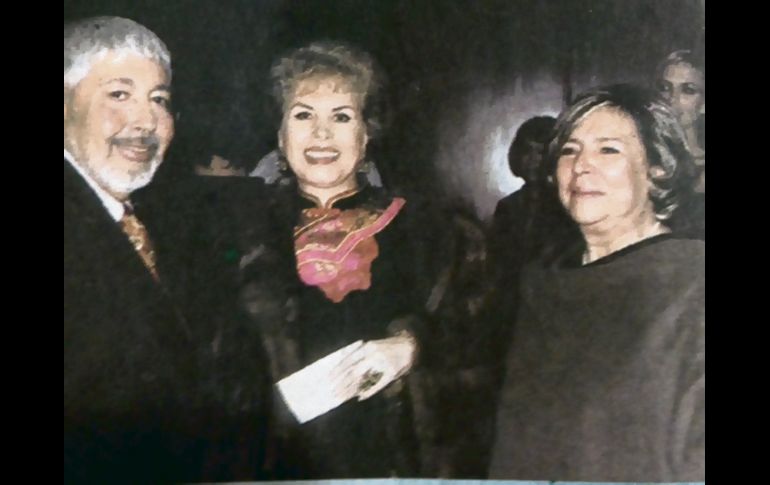 Hace una semana que falleció el que fuera un gran personaje en esta Guadalajara, hoy tan híbrida. Me refiero al genial Ernesto Servín... gran artista plástico, divertido como pocos, gran señor y que se sabía mover en los buenos círculos, tanto sociales como artísticos. Aquí precisamente le vemos en una foto nuestra, durante la Primer Gala de Beneficencia para el VIH que nos tocó co-organizar en esta ciudad, acompañado por la actriz /mito Claudia Islas y por Tere Hermosillo, fallecida también en fechas recientes...Guadalajara pierde así a otra figura, de esas que aportaban personalidad a esta urbe.