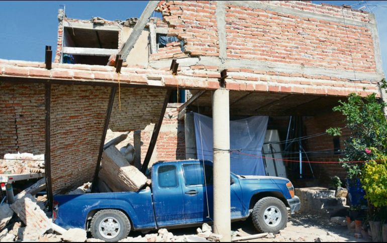 El movimiento telúrico de 2016 provocó el colapso de una bóveda sobre la camioneta de la familia Sánchez García. ESPECIAL
