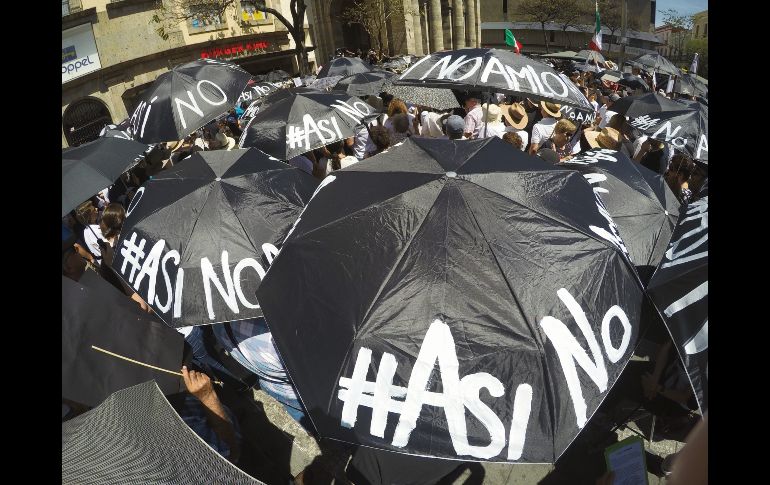 Cientos de personas se congregaron en Plaza Universidad, en el Centro de Guadalajara, para protestar contra el Presidente López Obrador. EL INFORMADOR / A. Camacho