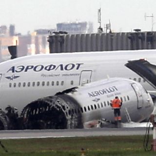 Hallan las cajas negras de avión incendiado en Moscú